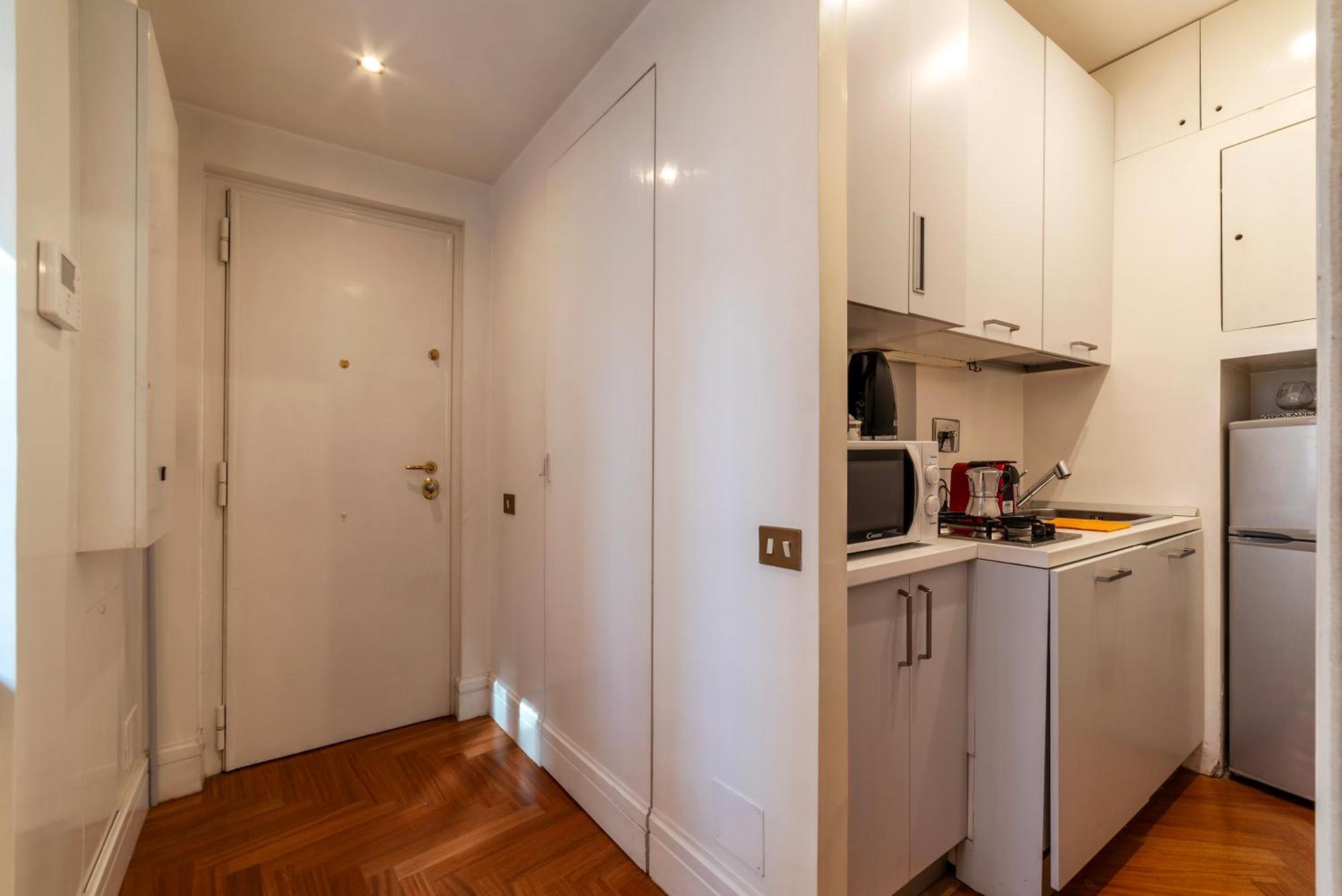 Apartment Frezza 39b - Fromehometorome Rom